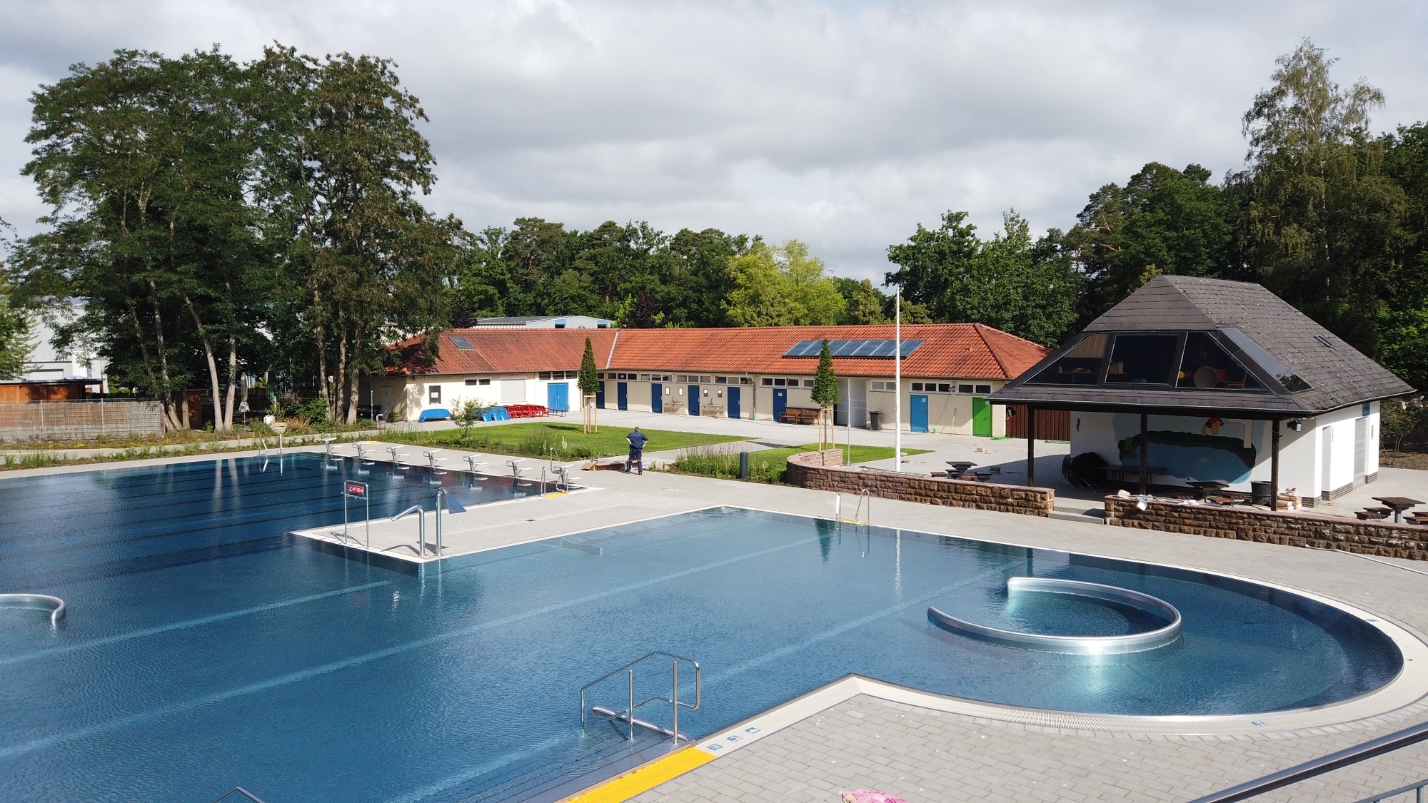 Erhöhter Blick auf das leere Waldfreibad